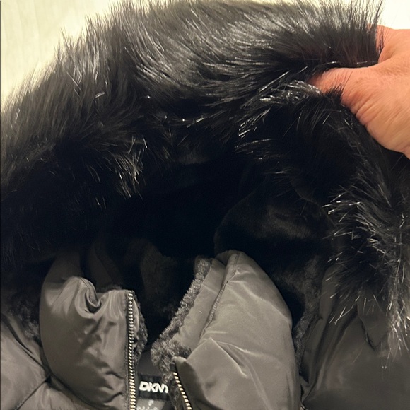 DKNY - Size Medium-Women’s puffer jacket with faux fur hood *NEW WITH TAGS* - Picture 10 of 11